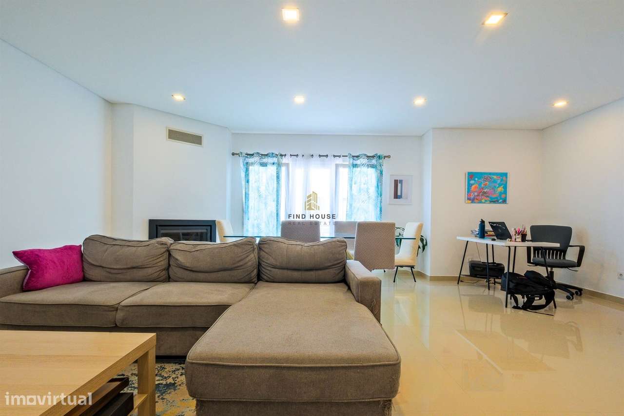 Moradia T3 com piscina, jardim e garagem box, na Caparica-17