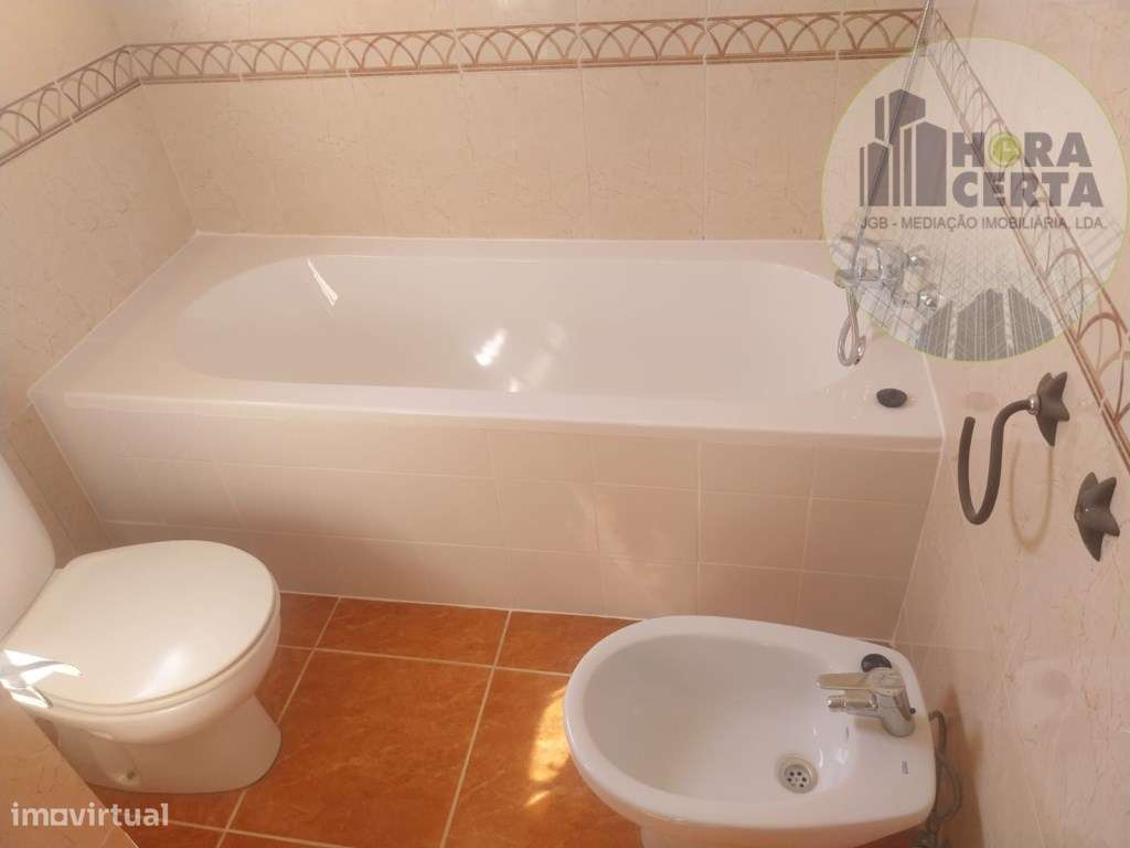 Moradia V4 com piscina em Setúbal!-28
