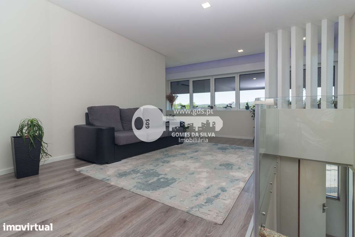 Moradia T3+1 com Espaços Comerciais e Terreno em Priscos - Grande imagem: 3/60