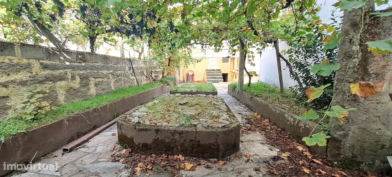 Moradia T5 com garagem e jardim em Miranda do Douro-49