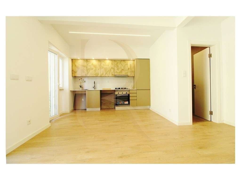 Apartamento T2 remodelado com elevador e varanda em Almada - Grande imagem: 4/17