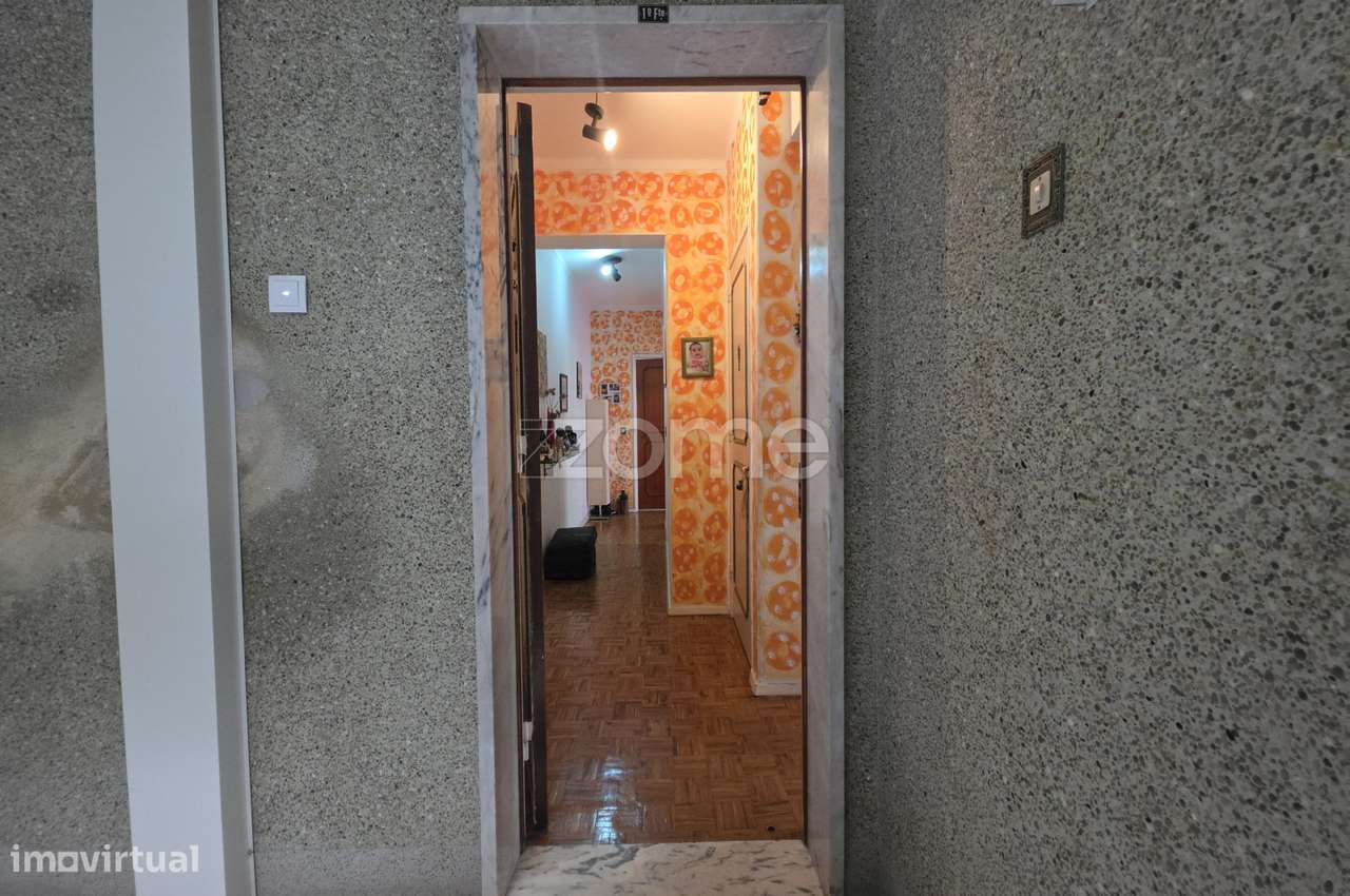 Excelente apartamento T2, situado num 1.º andar, na Buraca-3