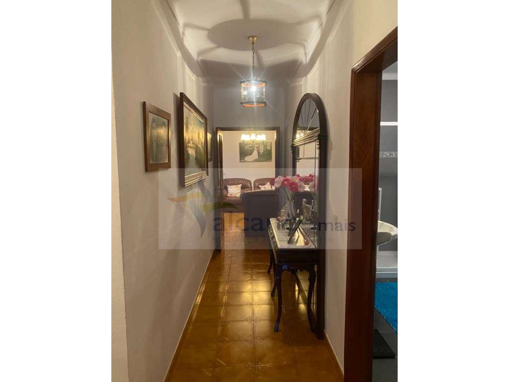 Excelente Moradia com Espaço Comercial em Vale de Vargo-24