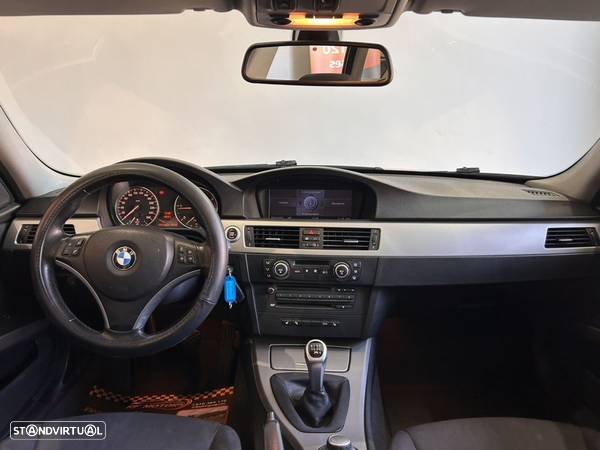 BMW 320 d Touring Navigation Sport - 8