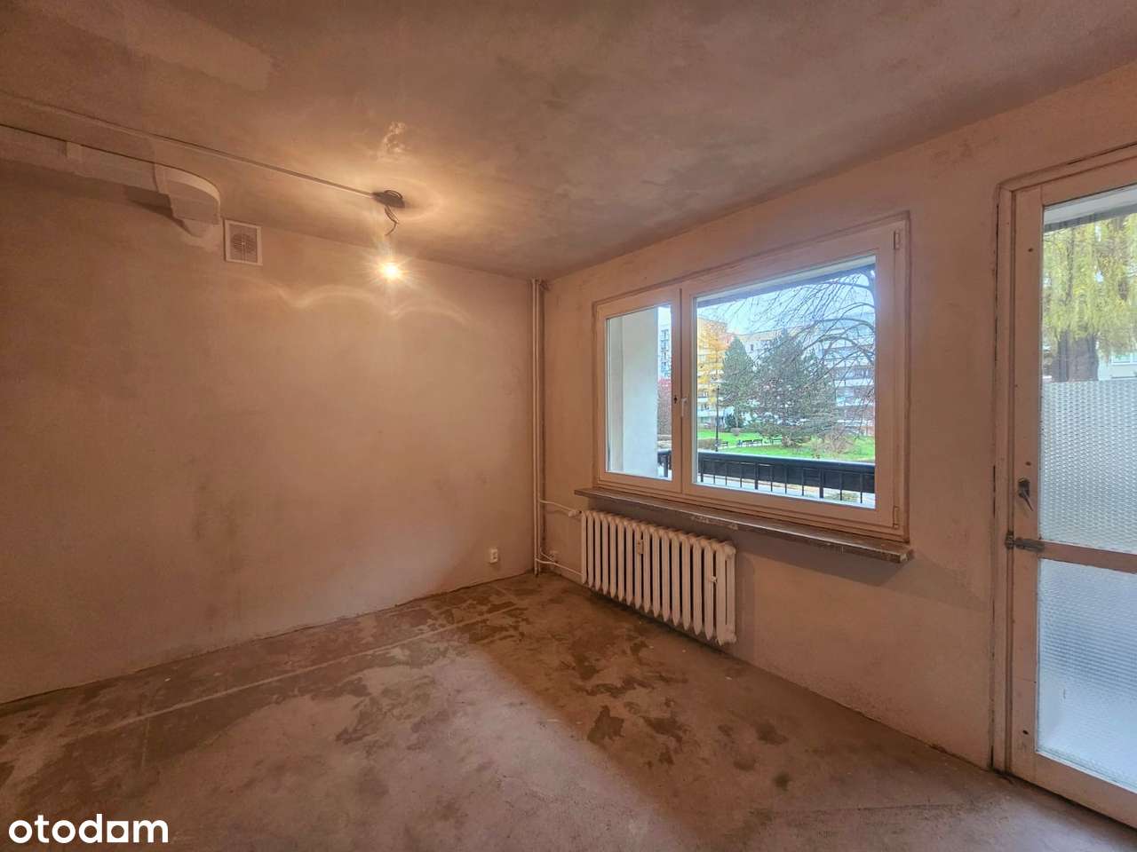 Kawalerka na wysokim parterze w niskim bloku. Duży balkon.-4