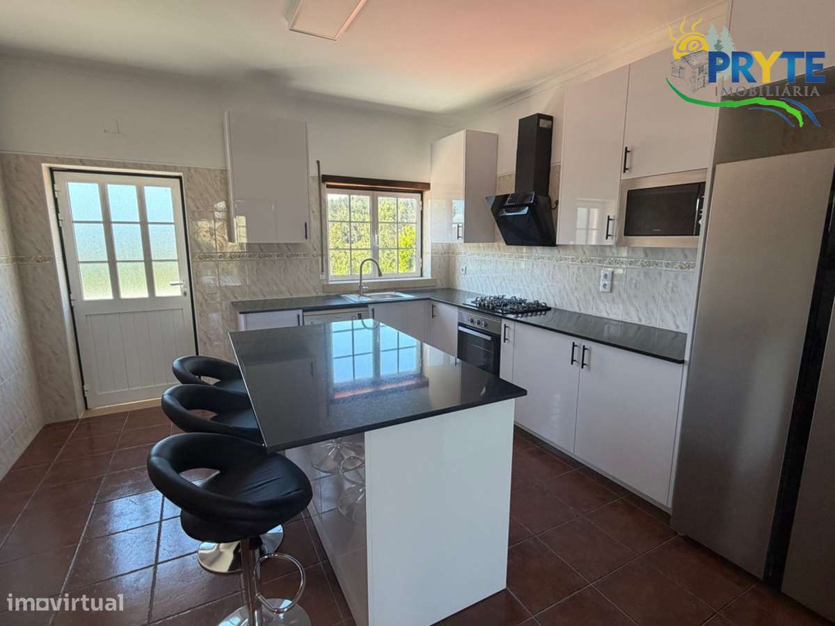 Moradia em Excelentes Condições com Amplo Terreno - Oportunidade Única-39