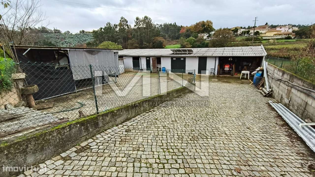 Terreno murado com construção - 2100m2-37
