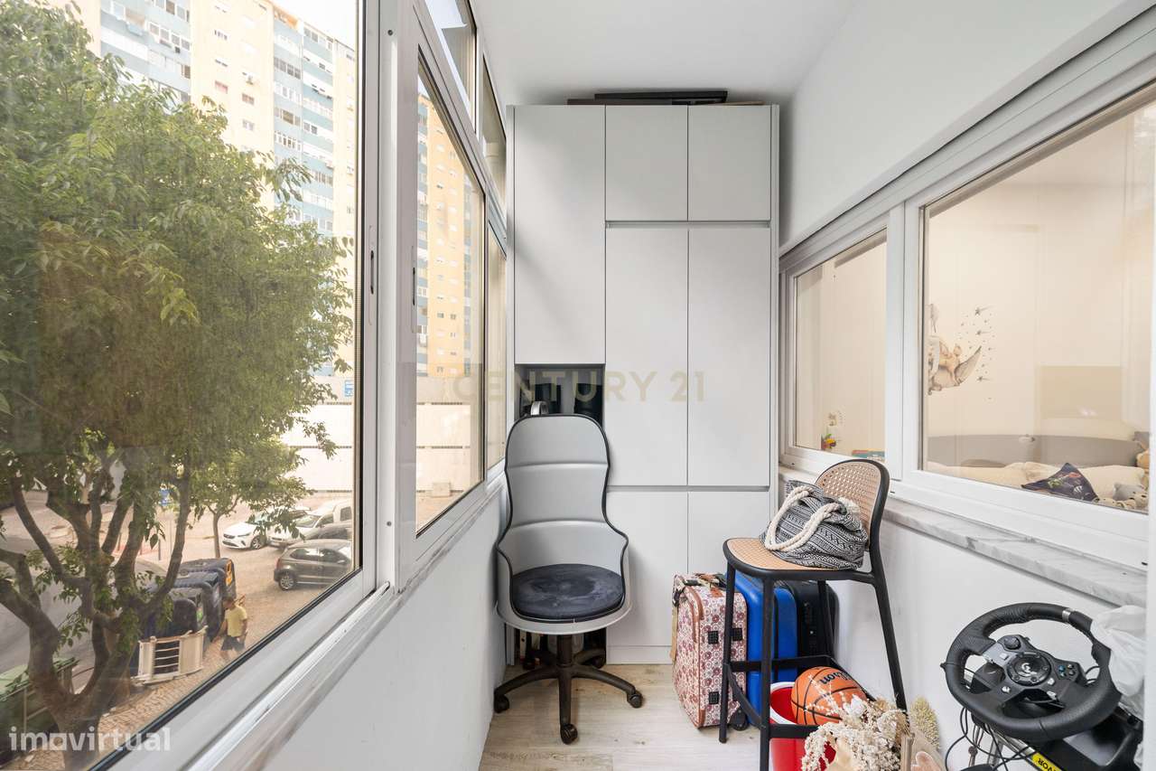 Espaçoso T3 Remodelado com Vista Rio em Cacilhas (+ Opção de Garagem B-20