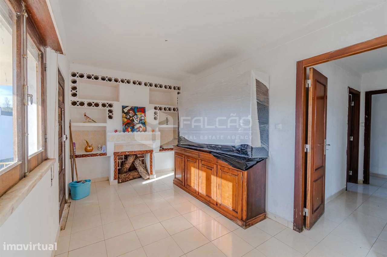 Moradia T3 em Alcobertas com lareira, varanda e potencial de investime-10