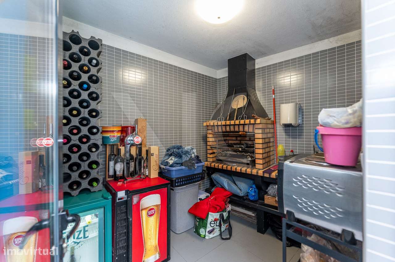 Moradia T3 com pátio, anexos e garagem em Paranhos - Porto-47