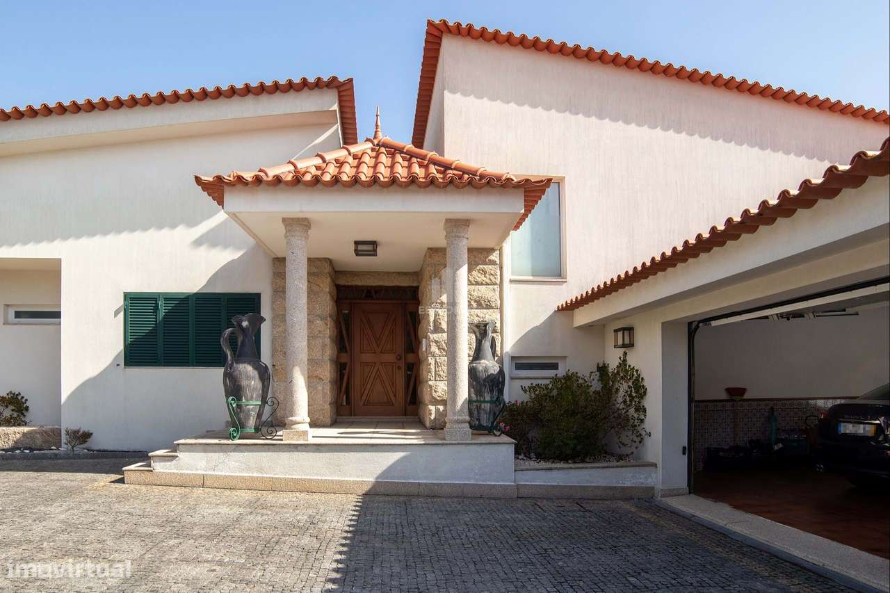 Moradia T6 Exclusiva com terreno de cerca 4.000 m² e Piscina Privada e-54