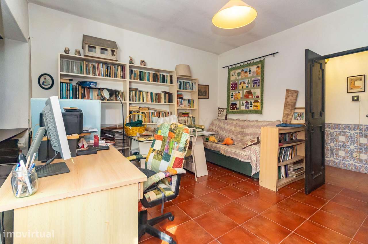 Moradia com construções de apoio, piscina e localização priviligiada-22