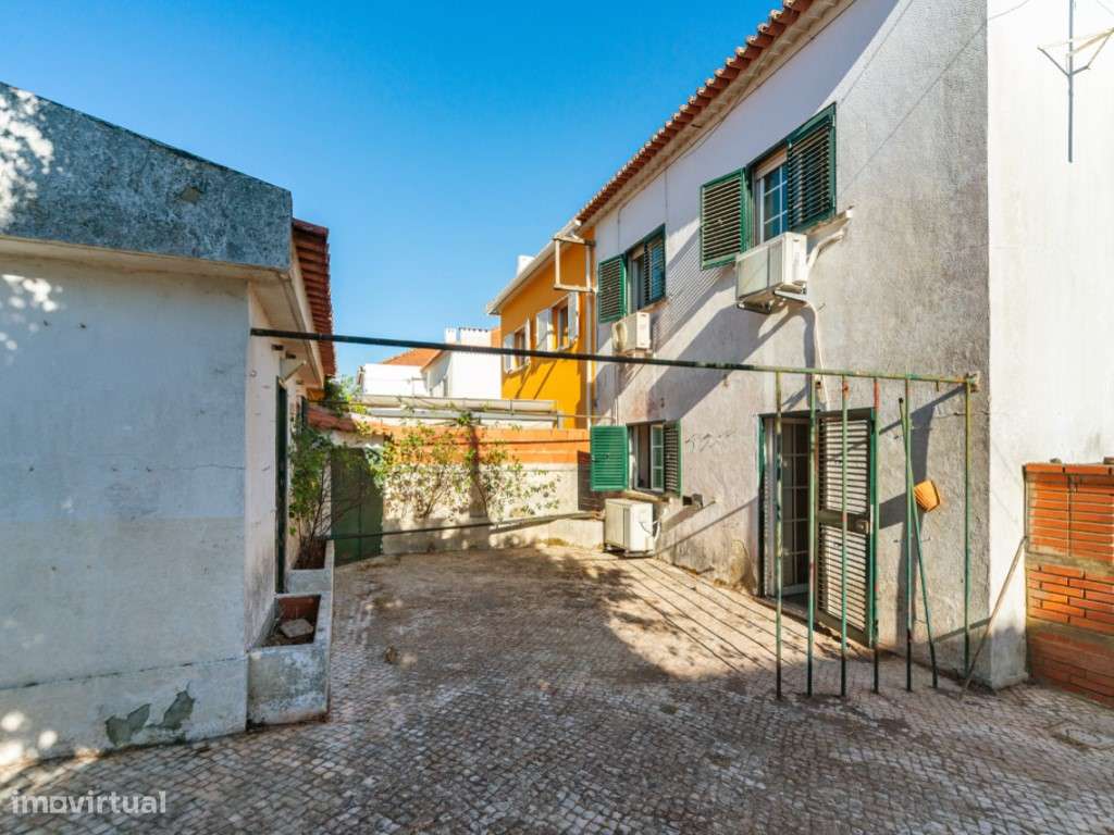 Moradia geminada de esquina em Caselas, com jardim e projecto aprovado-13