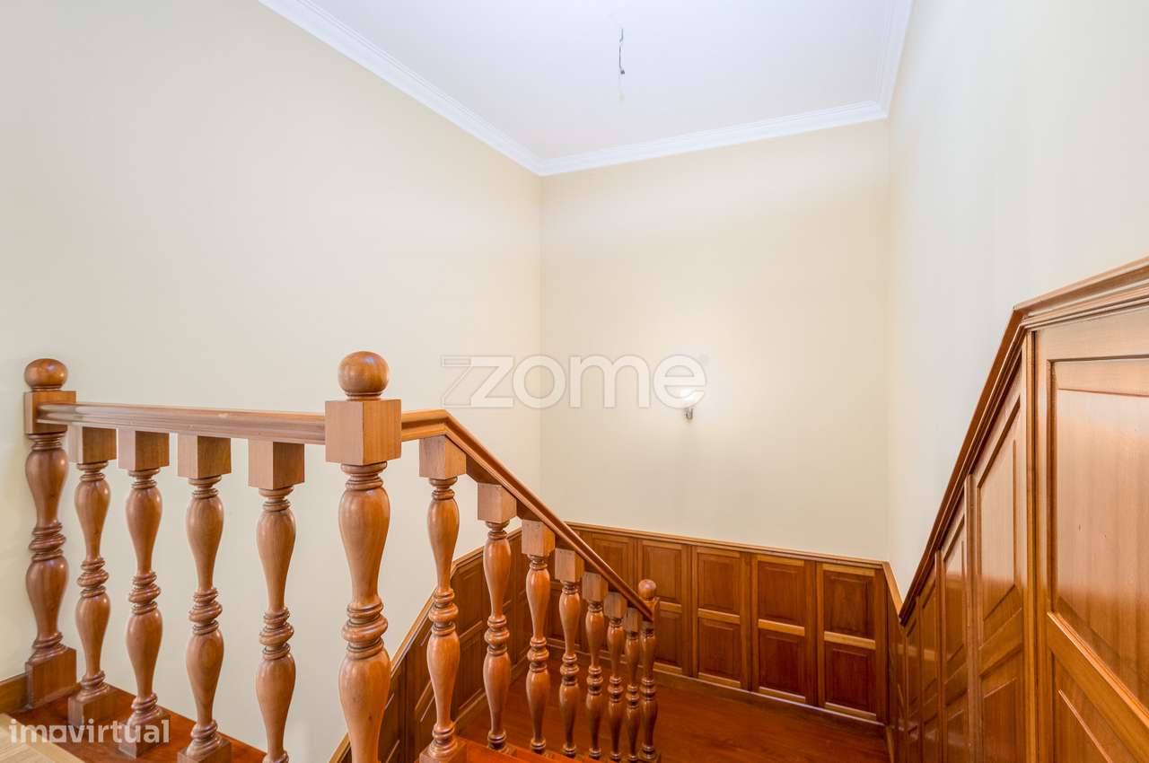 Moradia T4 (espaçosa) em Casais de Mem Martins-5