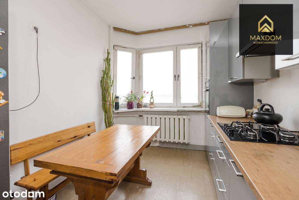 Przy samym wejściu do Metra Płocka + parking-2