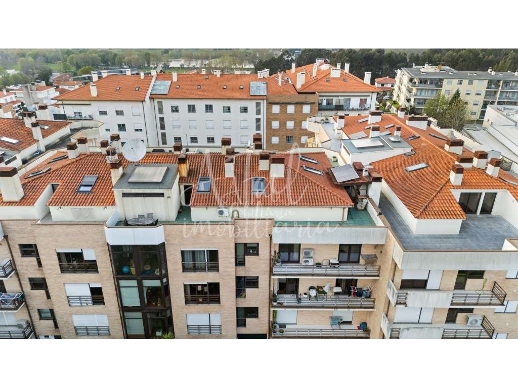 Duplex T5 no centro de Ponte de Lima com terraço panorâmico e 2 gar...-51