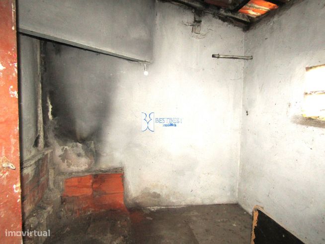 DUAS MORADIAS PARA RESTAURO,MAIS  TERRENO ( 3 ART.MATRICIAIS ),JUNTO C-30
