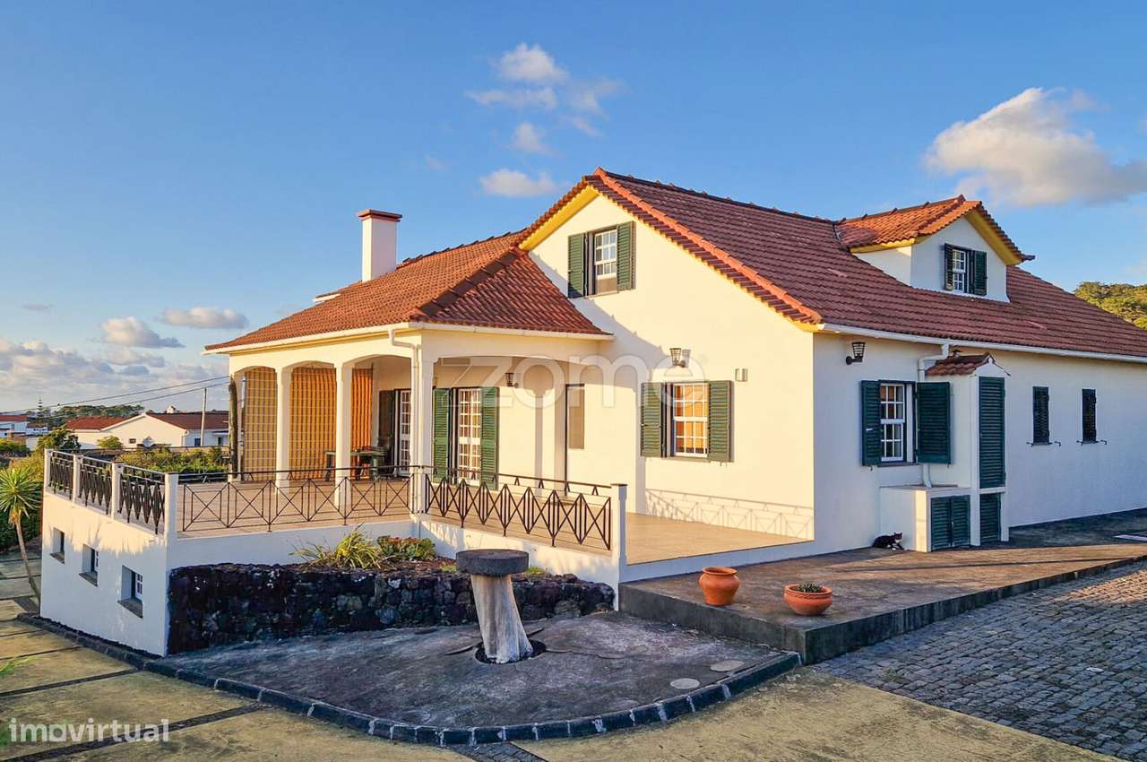 Moradia T4+1 na Ilha do Pico com Terraço Panorâmico e Vista Mar-26