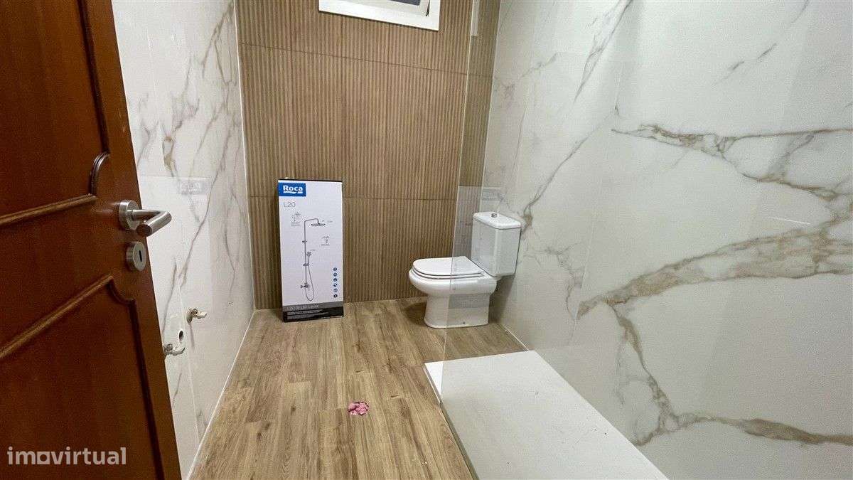 Andar de Moradia T3-Centro-Póvoa de Varzim-Garagem (30 m2)-Sotão - Grande imagem: 4/11