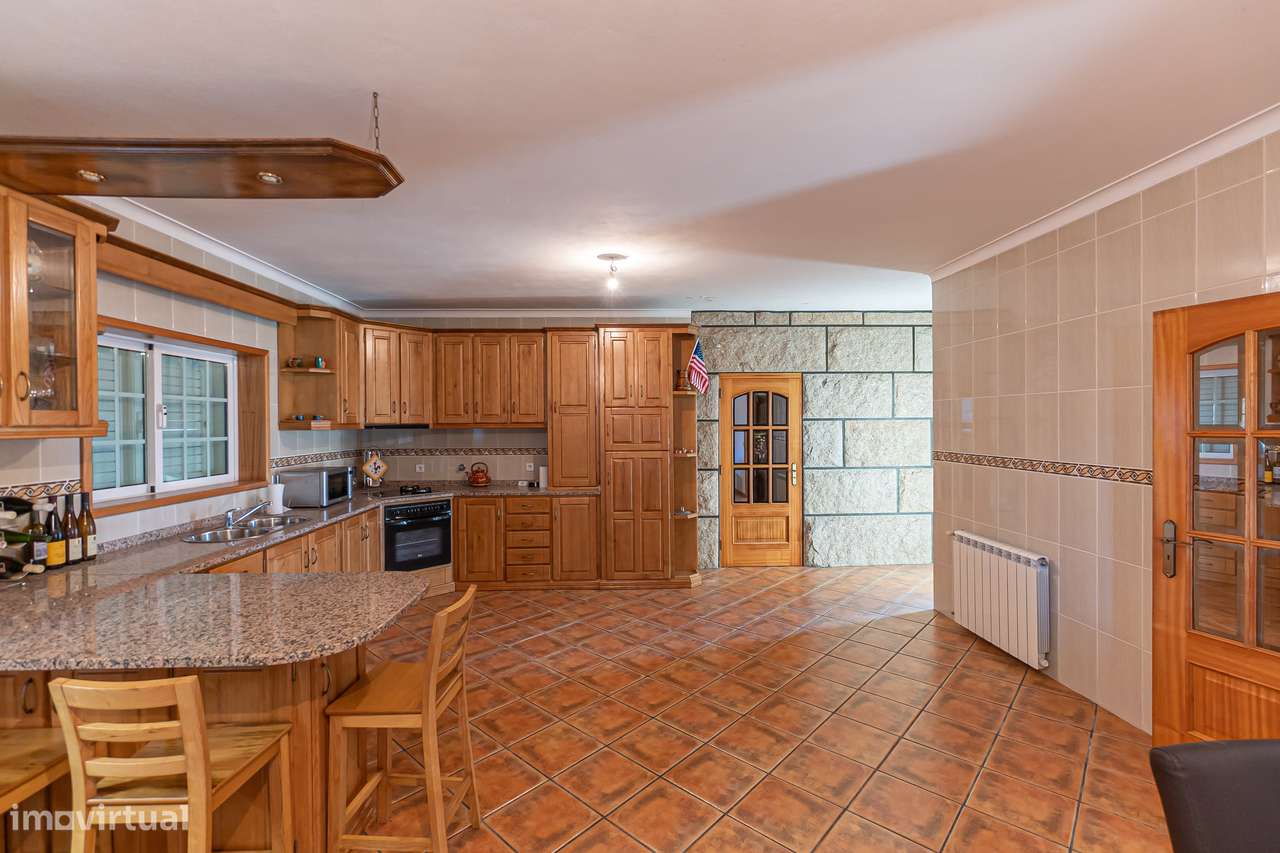 Moradia independente no centro de Alpendurada-1