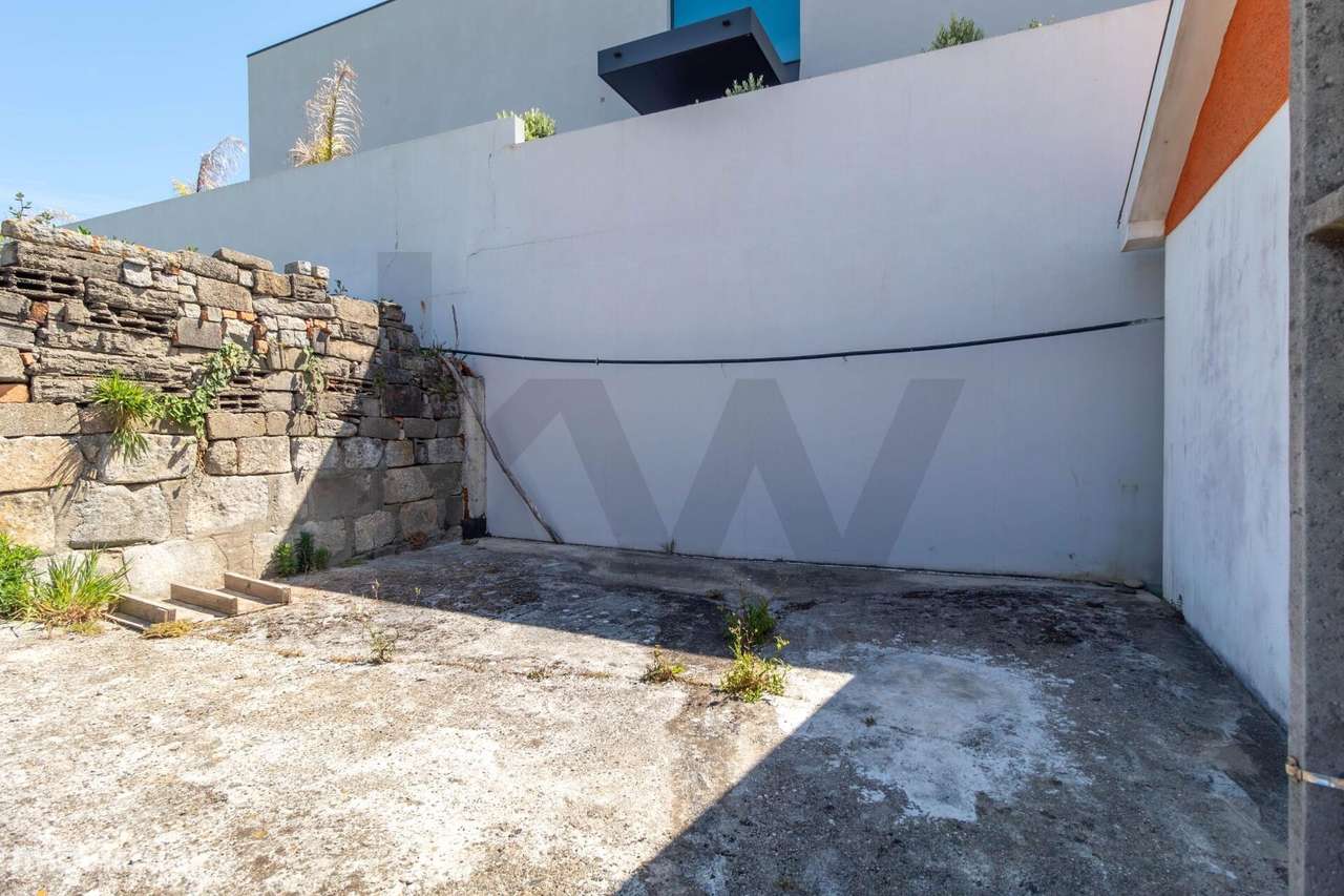 ️ Moradia T2 para Reabilitar a 200m da Praia de Salgueiros – Vila No - Grande imagem: 5/34