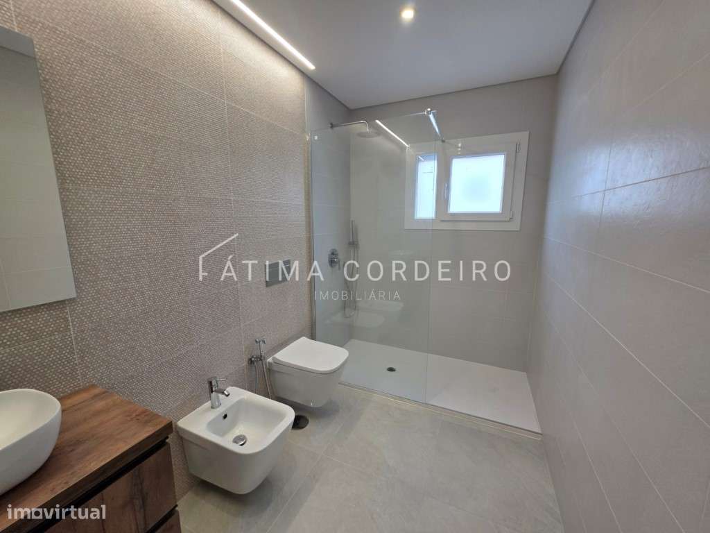 Fantástica Moradia Isolada Térrea T4 Fernão Ferro-8