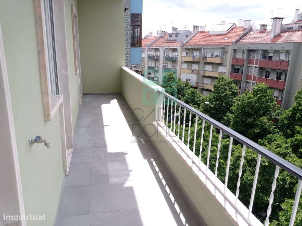 Apartamento T3, totalmente renovado, c/ varandas, na Avenida do Uru...-28