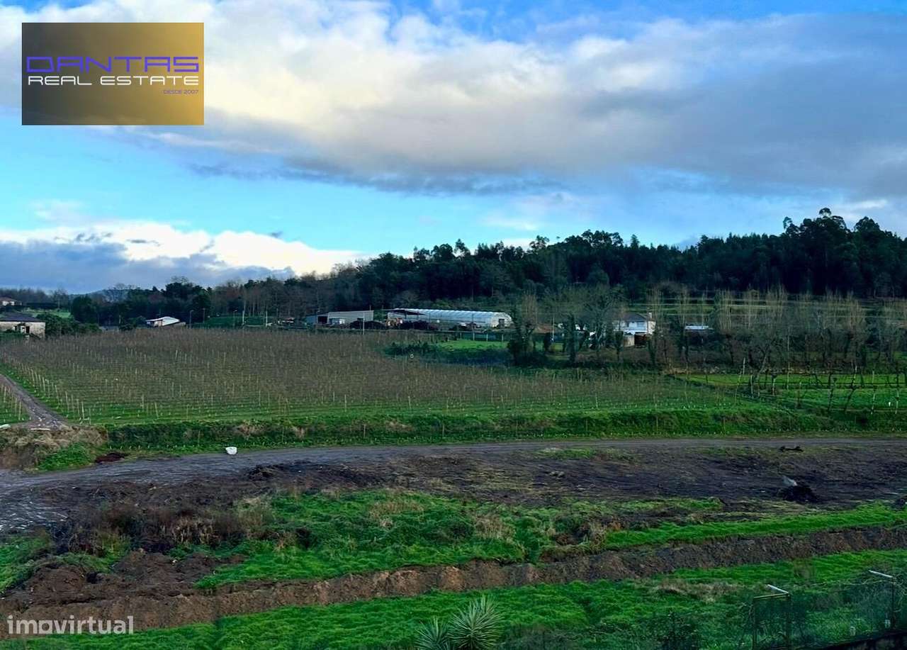 Fantástica moradia de gaveto inserida em lote de 470m2-14