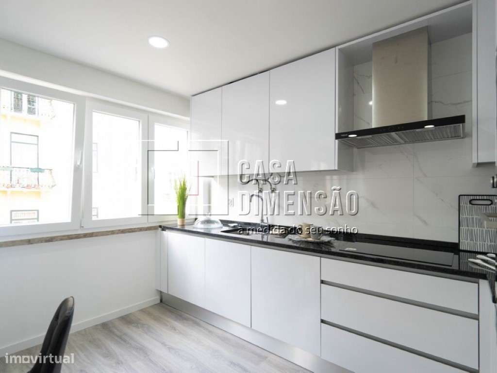 Apartamento de tipologia T3, com Varandas em Benfica!!-2