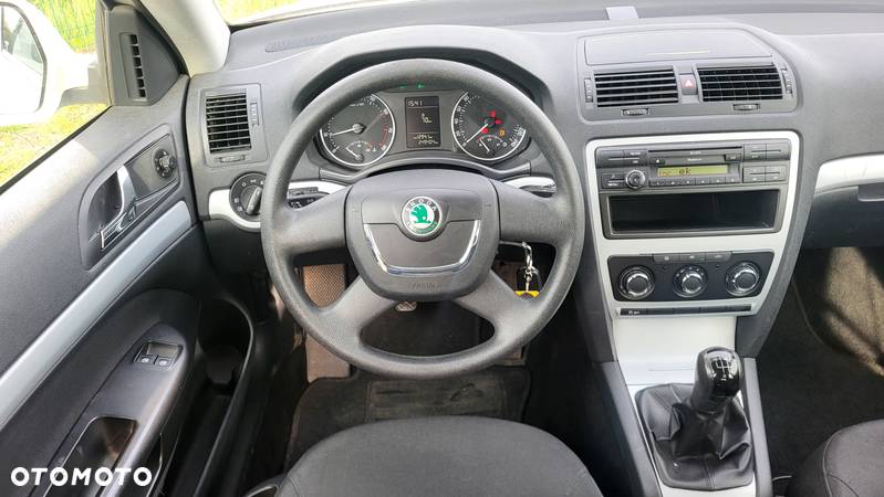 Skoda Octavia 1.6 Ambiente - 8