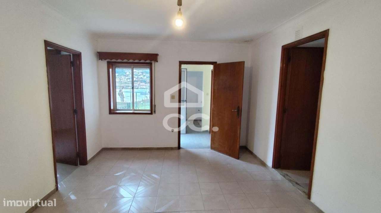 Moradia em Gaveto com Dupla Possibilidade: Habitação + Investimento em-15