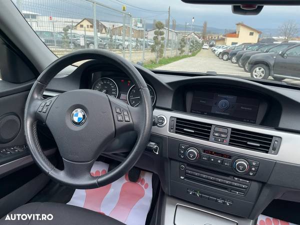 BMW Seria 3 320i Touring - 10