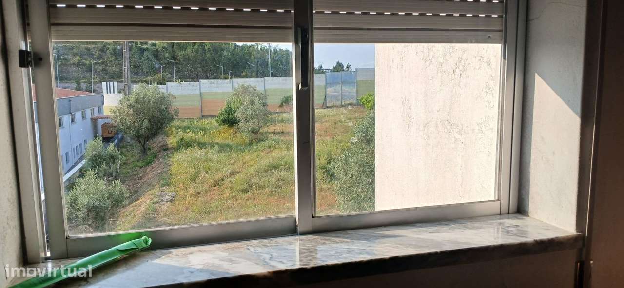 Moradia com dois apartamentos independentes com terreno e armazém.-47