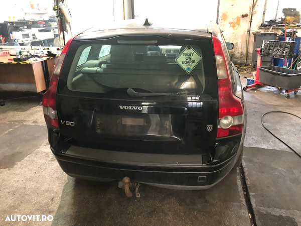 Dezmembrez Volvo V50 break negru 1.6 diesel - 3