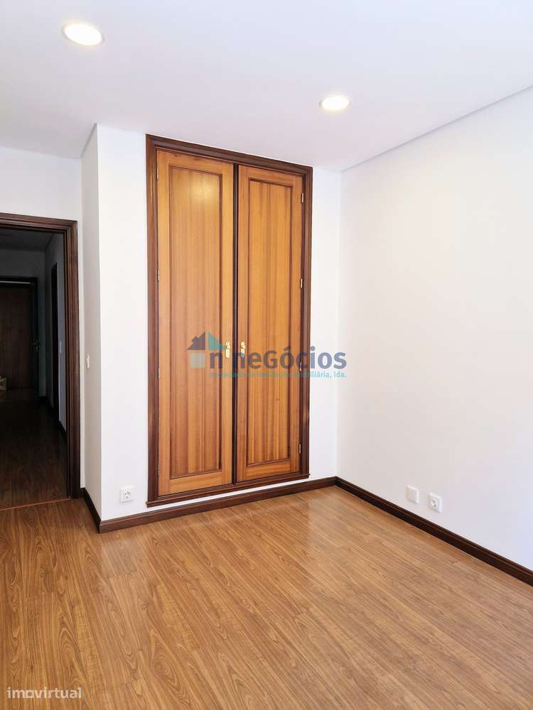Apartamento T2 em excelente estado! Garagem fechada-12