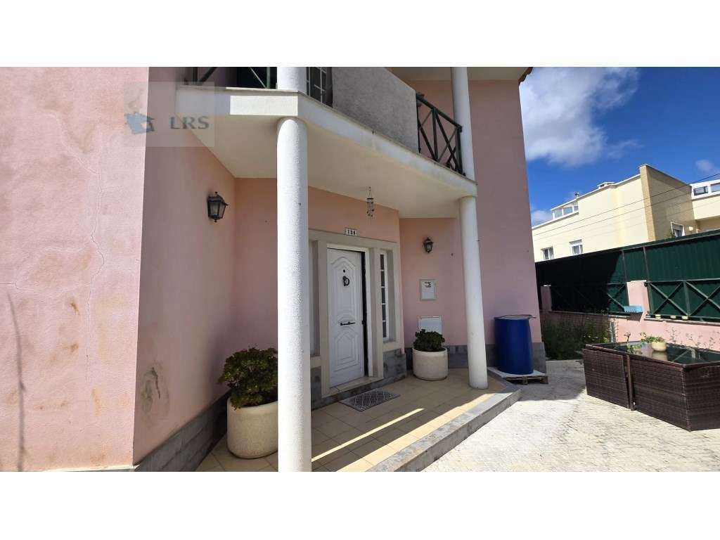 Moradia em Alcoitão - Excelente Oportunidade

Situada numa zona r...-8