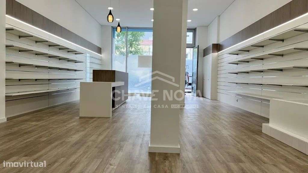 Espaço comercial com 110m2 à venda em Matosinhos Sul-0