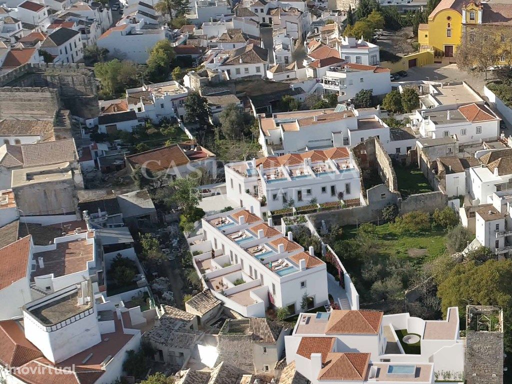 Moradia T3, com rooftop, num novo condomínio em Tavira