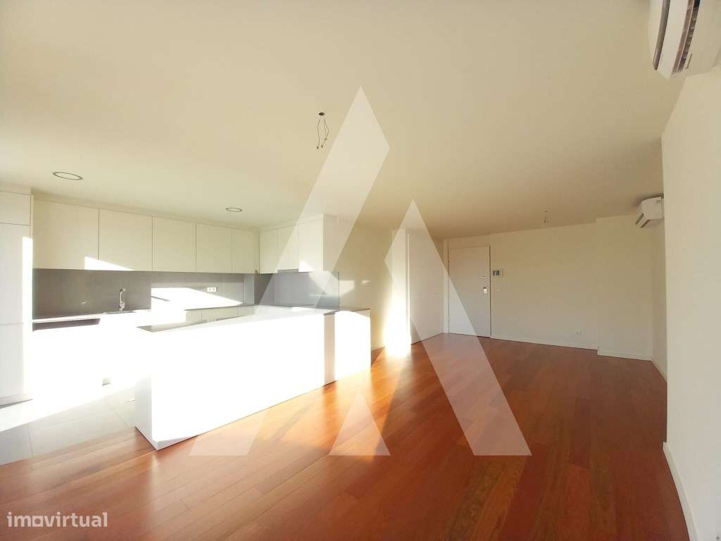 Apartamento T2 com terraço em plena Av. Dr. Lourenço Peixinho - Grande imagem: 2/14