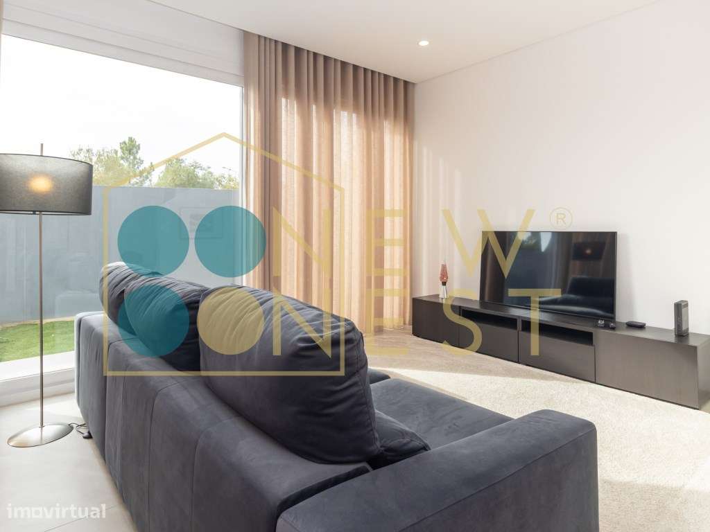 Moradia T3+1 em Banda como Nova com pátio e Vista Castelo de Palmel...-13