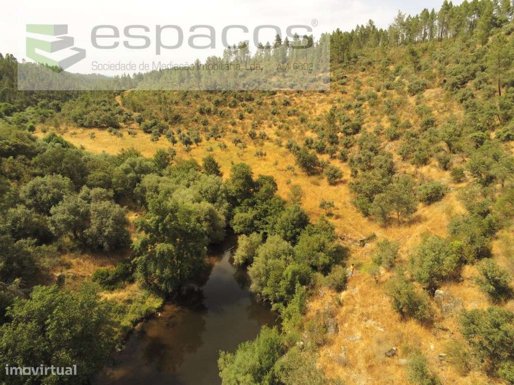 Terreno a confinar com ribeira - Grande imagem: 2/13