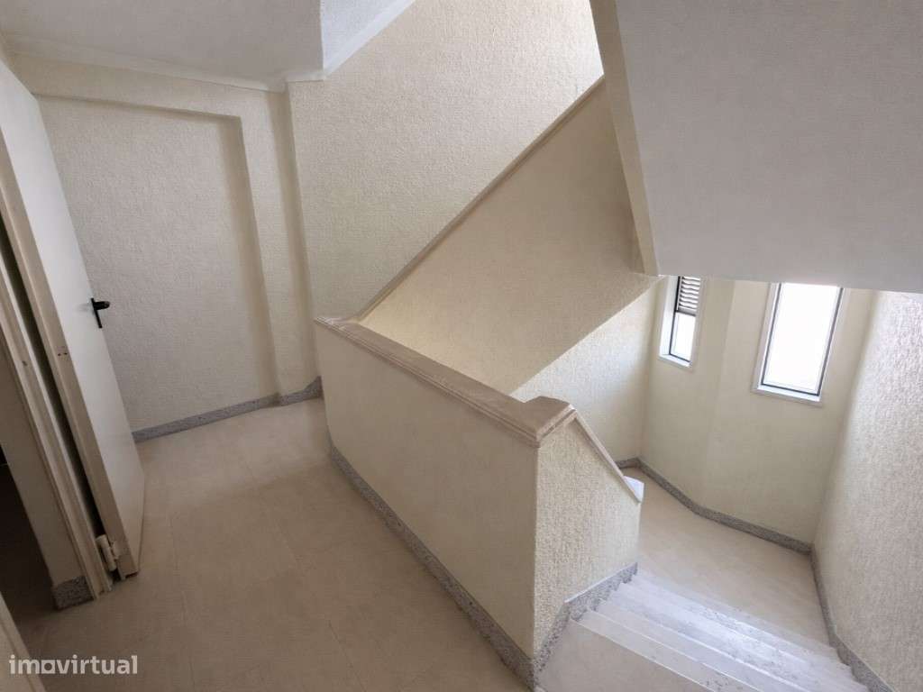 T3 com Varanda, Arrecadação e 2 Lugares de Garagem-28