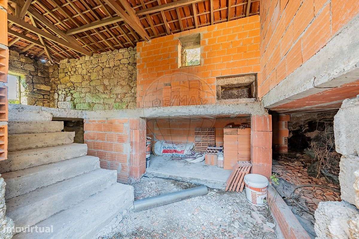 Moradia para Recuperar – Excelente Potencial | Vendida no Estado Atual - Grande imagem: 2/27