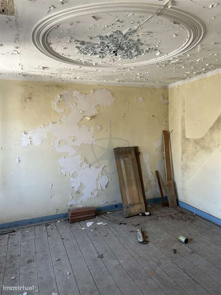 Prédio histórico na emblemática cidade do Montijo para reabilitar-4