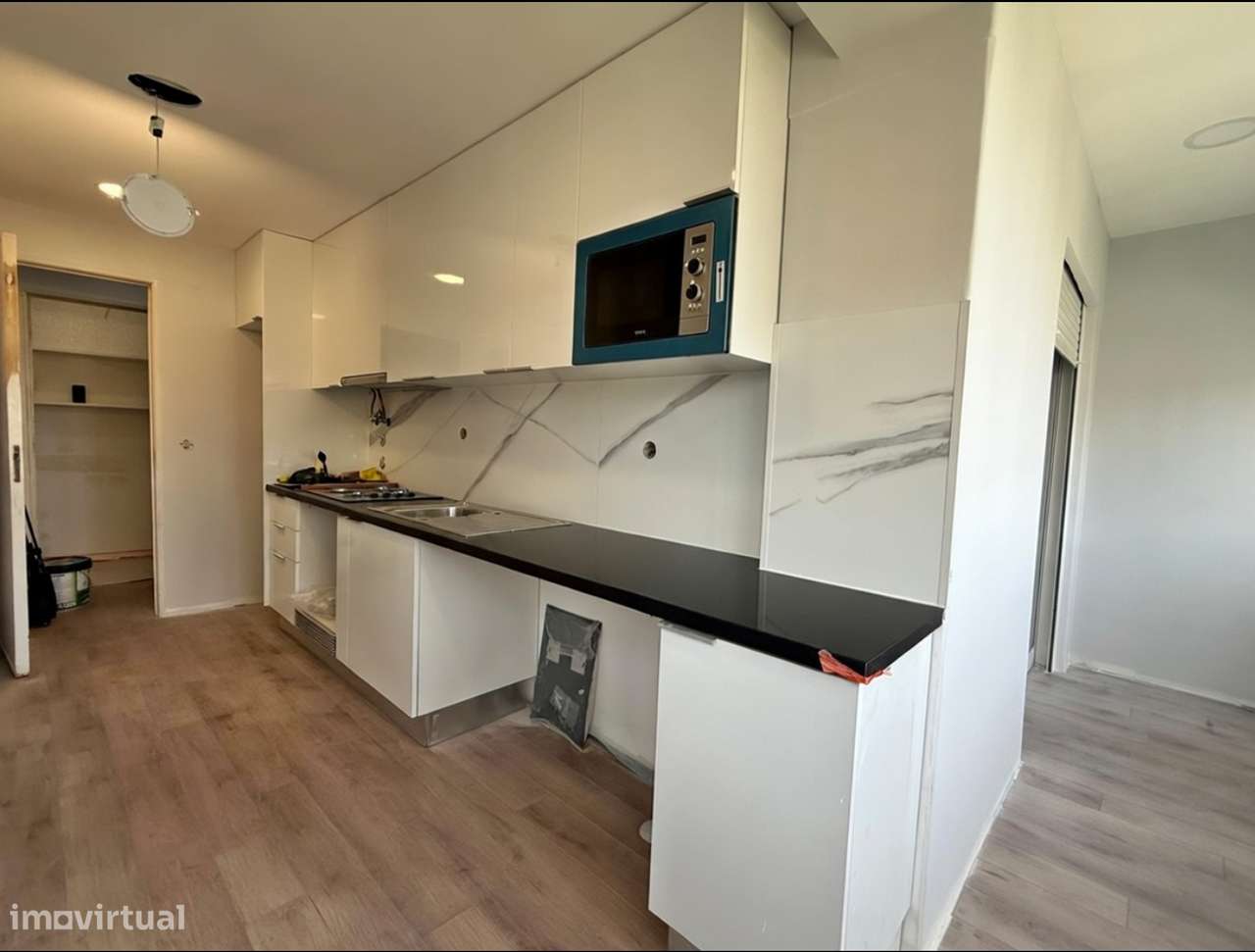 Apartamento T4 transformado em T3 no Laranjeiro em Almada-11