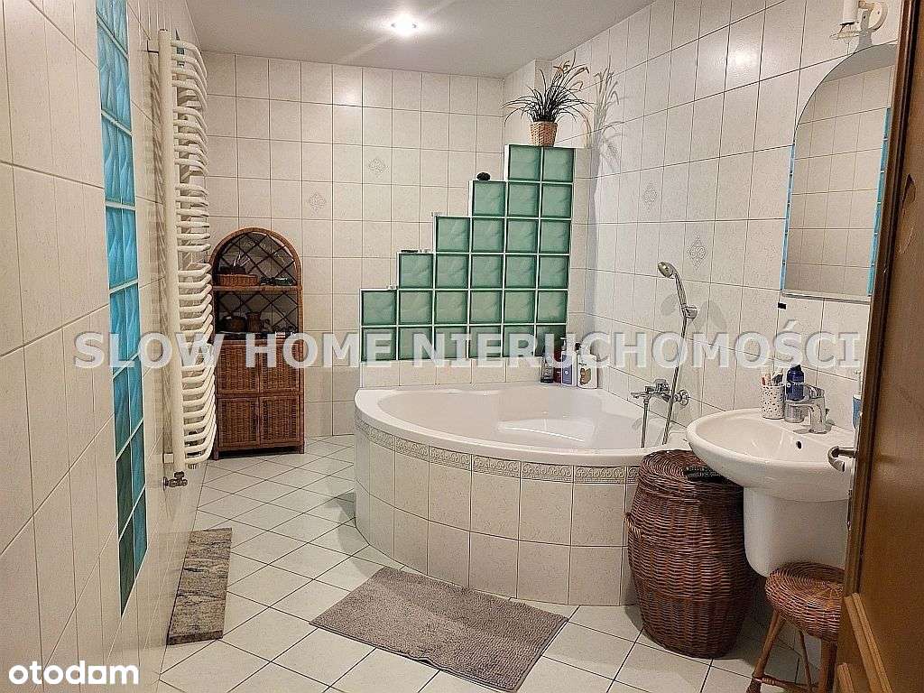 Ciekawy dom z dużymi garażami-11