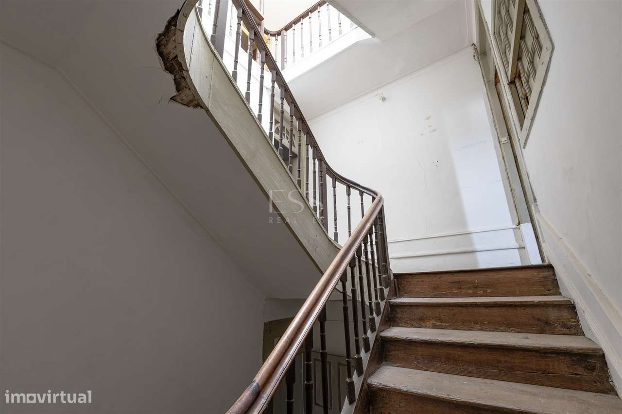 Prédio para Remodelar em Localização Prime no Centro do Porto - Grande imagem: 4/17