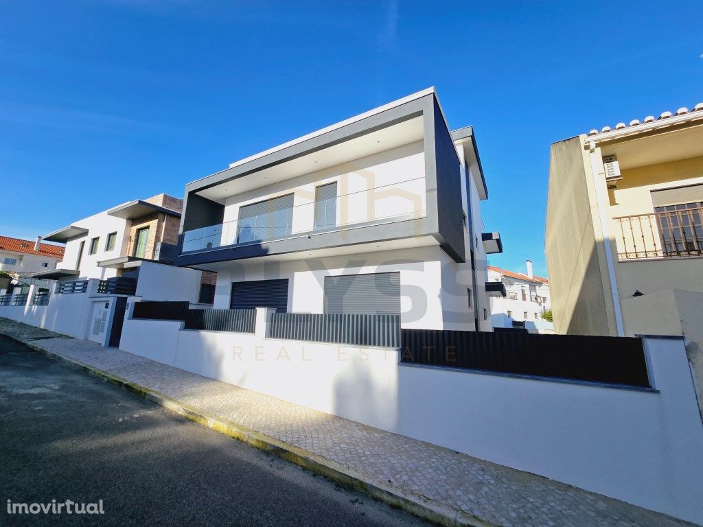 Moradia T4 Nova, com Piscina, Garagem e Logradouro