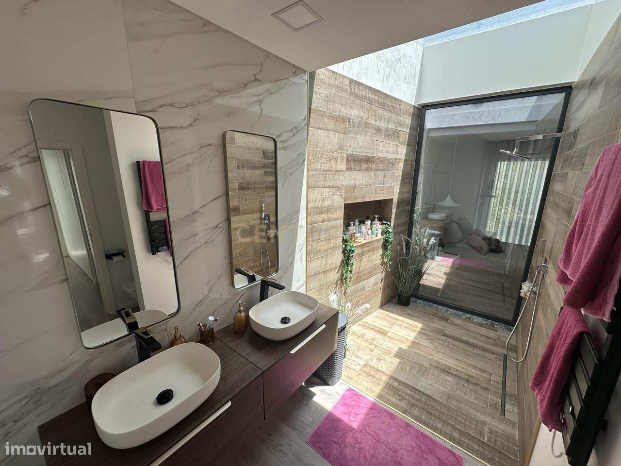 Moradia Térrea com Piscina aquecida e excelente jardim. Localizada em-30