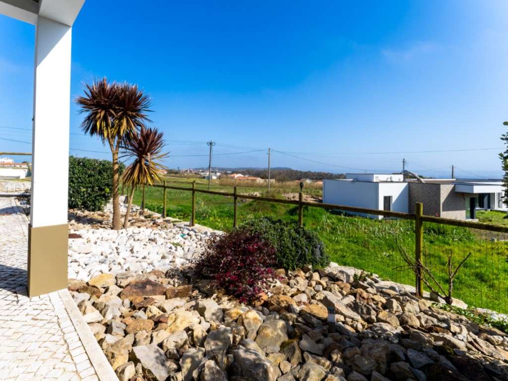 Moradia T3 com Piscina e Próxima do Mar na Serra do Bouro-27